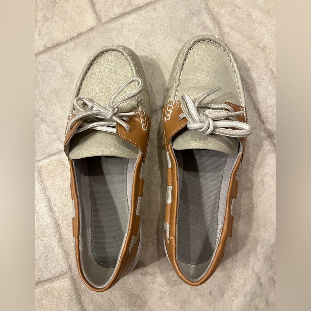 Clark’s Cloudstepper women’s size 8 tan slip on tie loafers
